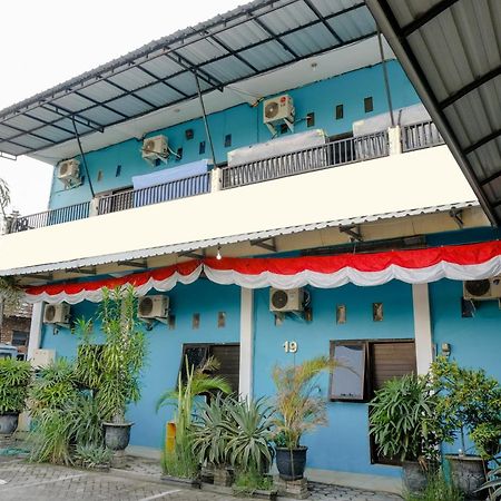 Oyo 1784 Hj. Aniek Residence Madiun Buitenkant foto
