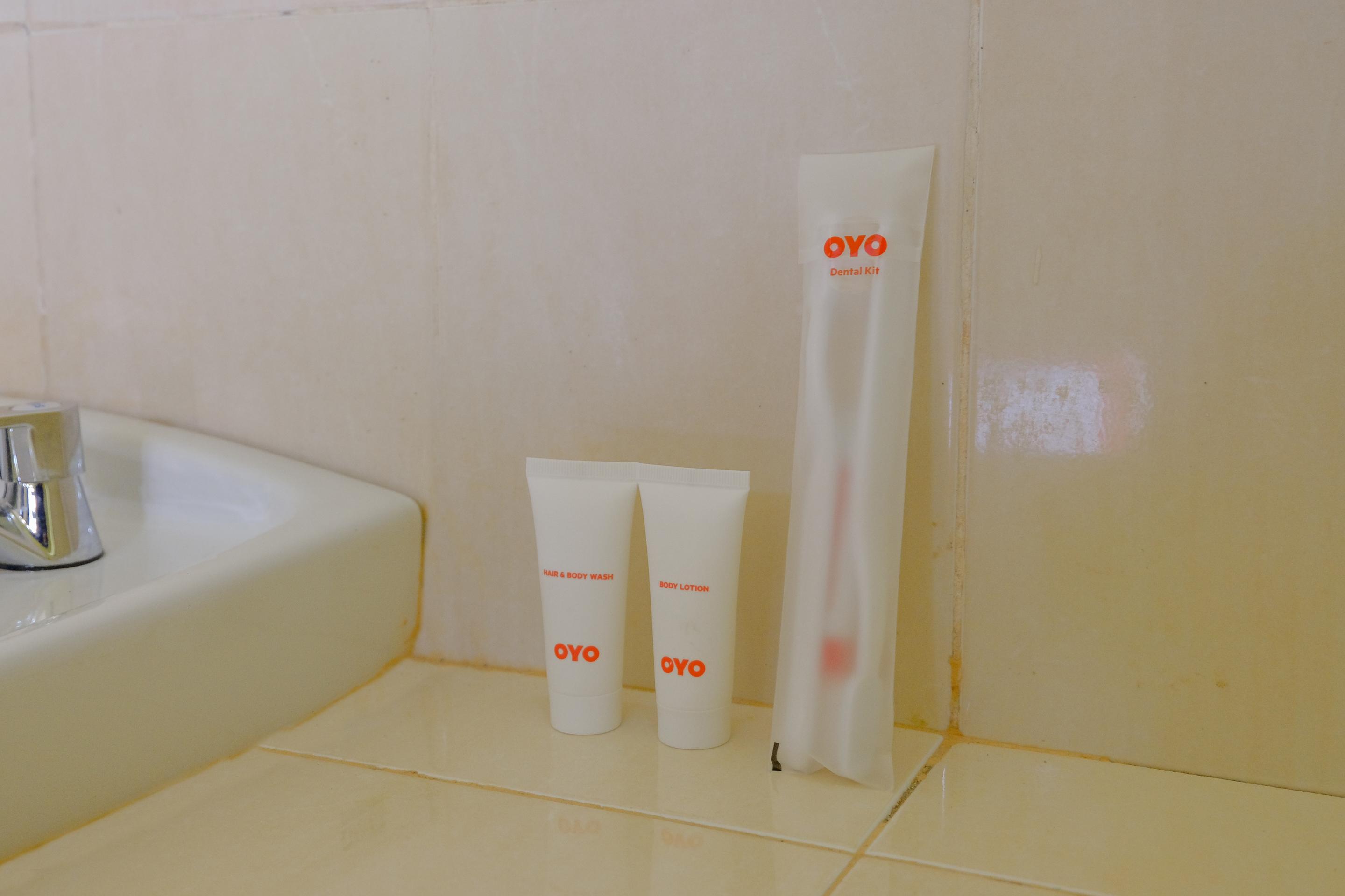 Oyo 1784 Hj. Aniek Residence Madiun Buitenkant foto
