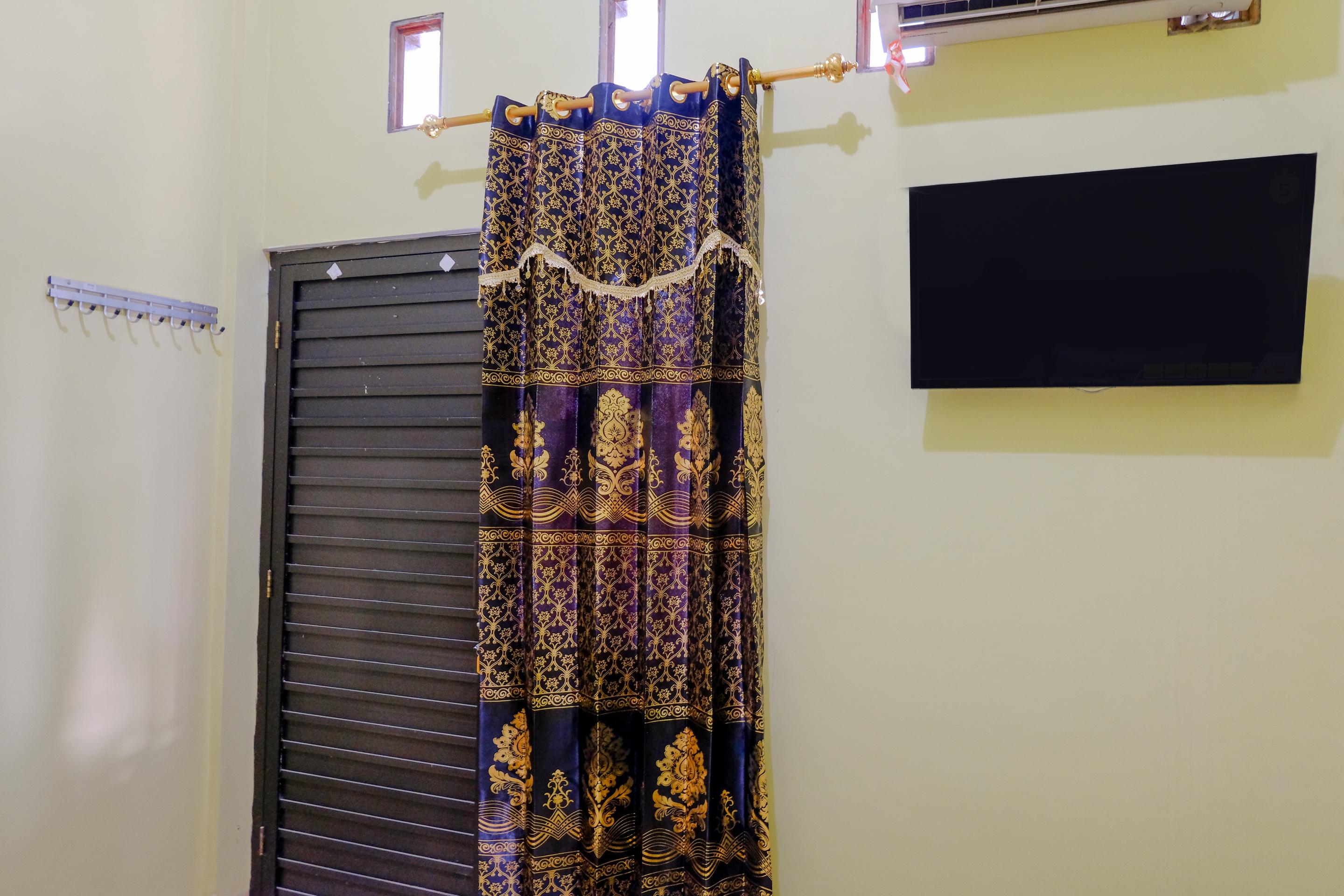 Oyo 1784 Hj. Aniek Residence Madiun Buitenkant foto