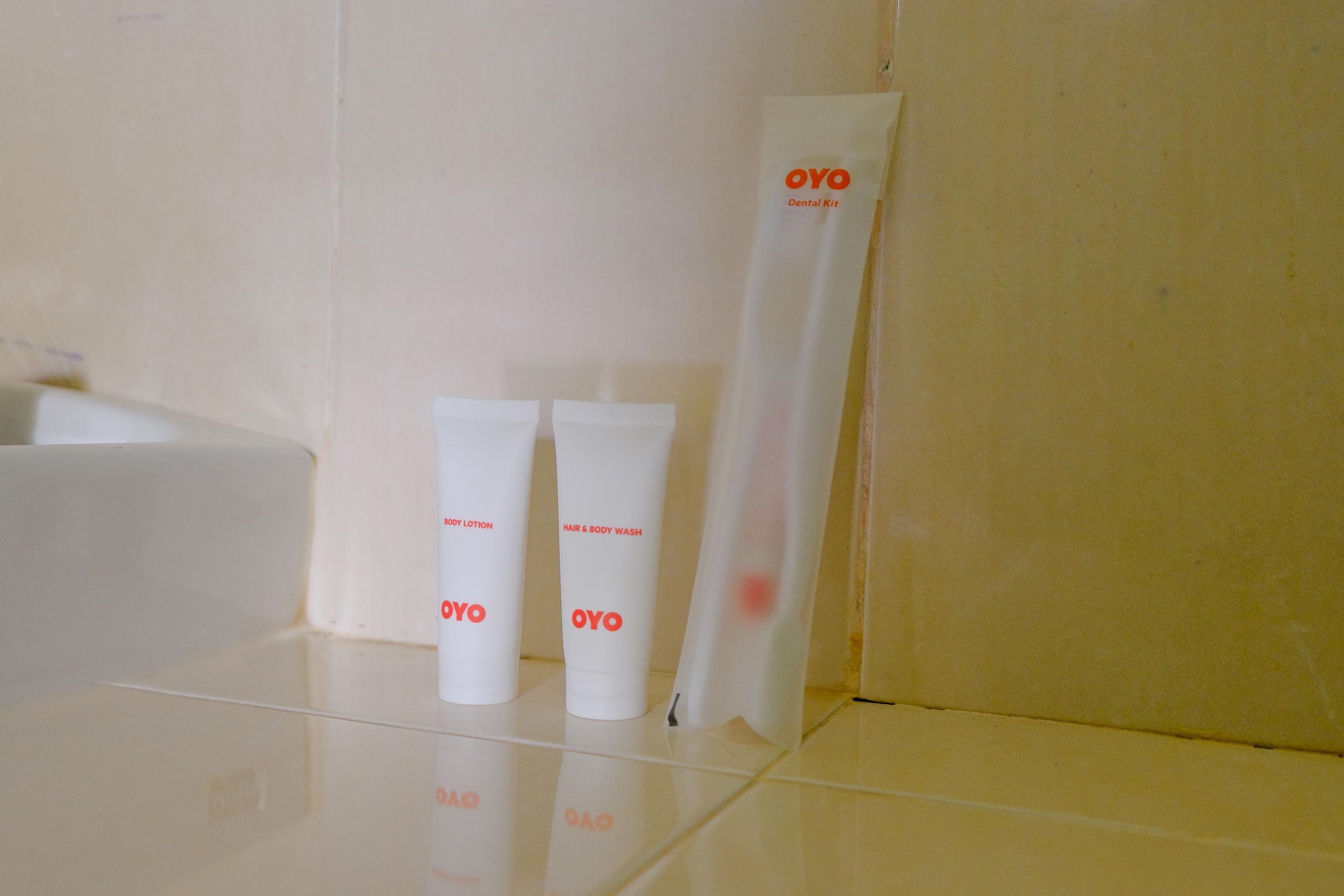 Oyo 1784 Hj. Aniek Residence Madiun Buitenkant foto