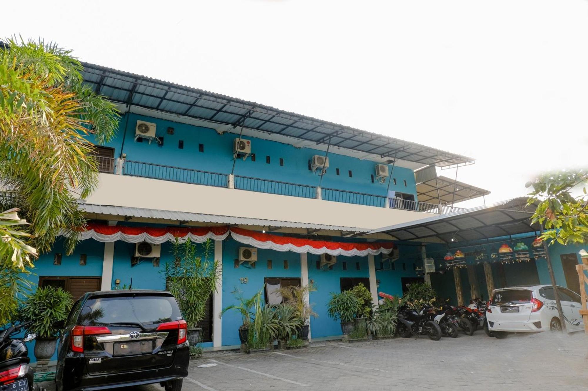 Oyo 1784 Hj. Aniek Residence Madiun Buitenkant foto