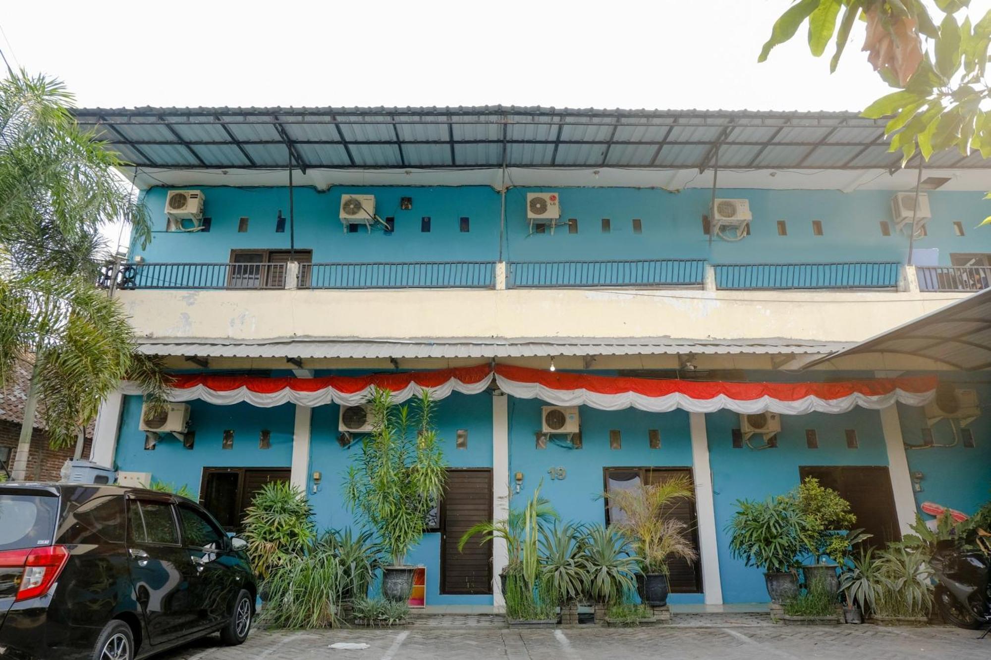 Oyo 1784 Hj. Aniek Residence Madiun Buitenkant foto