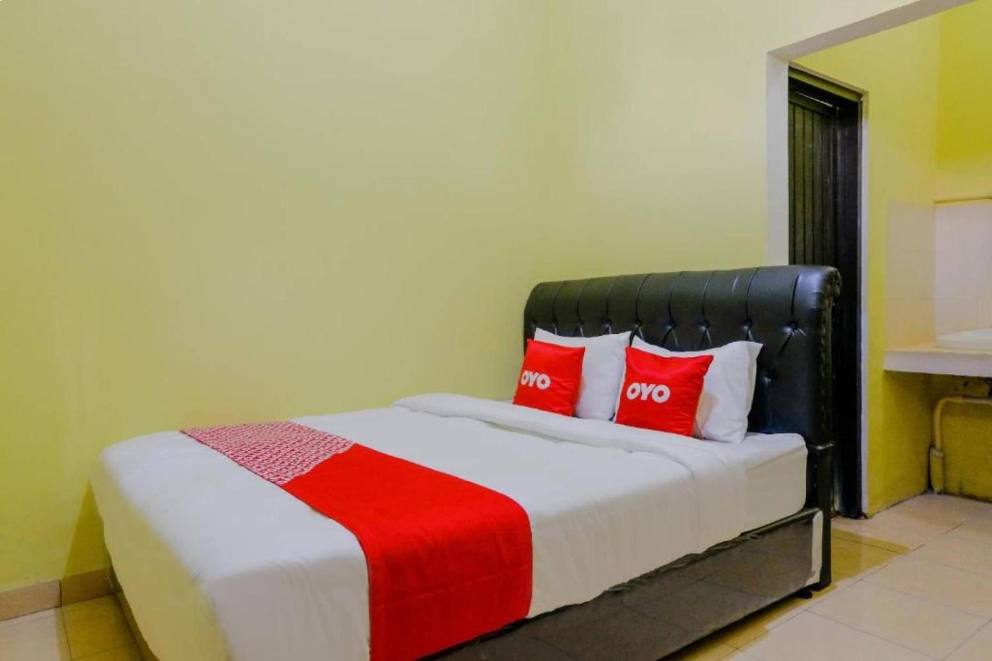 Oyo 1784 Hj. Aniek Residence Madiun Buitenkant foto