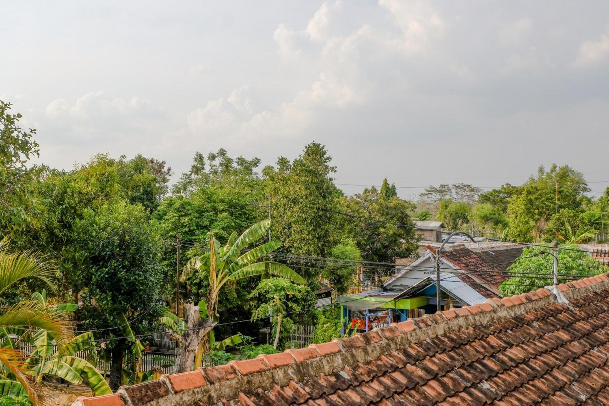 Oyo 1784 Hj. Aniek Residence Madiun Buitenkant foto