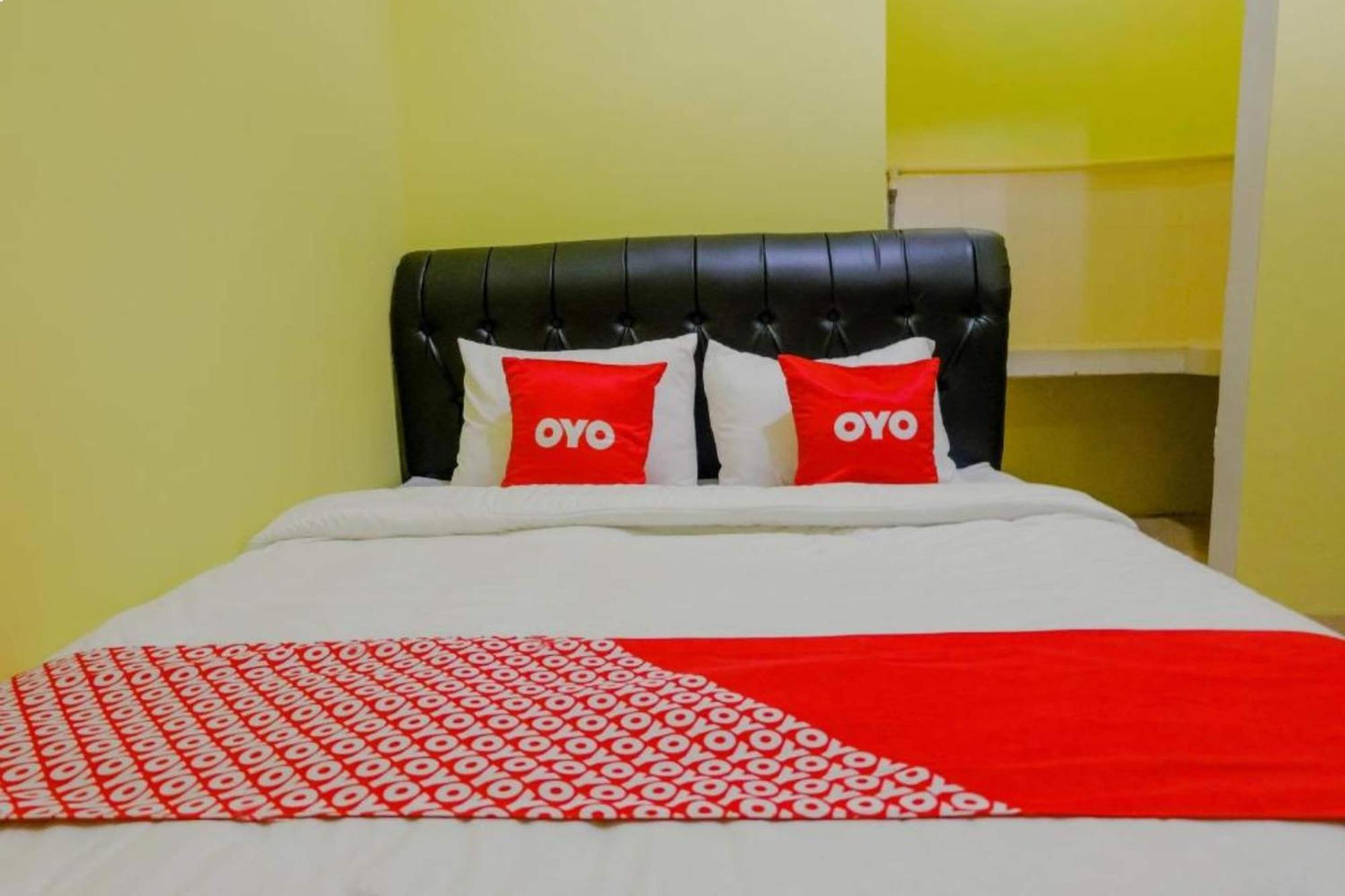 Oyo 1784 Hj. Aniek Residence Madiun Buitenkant foto