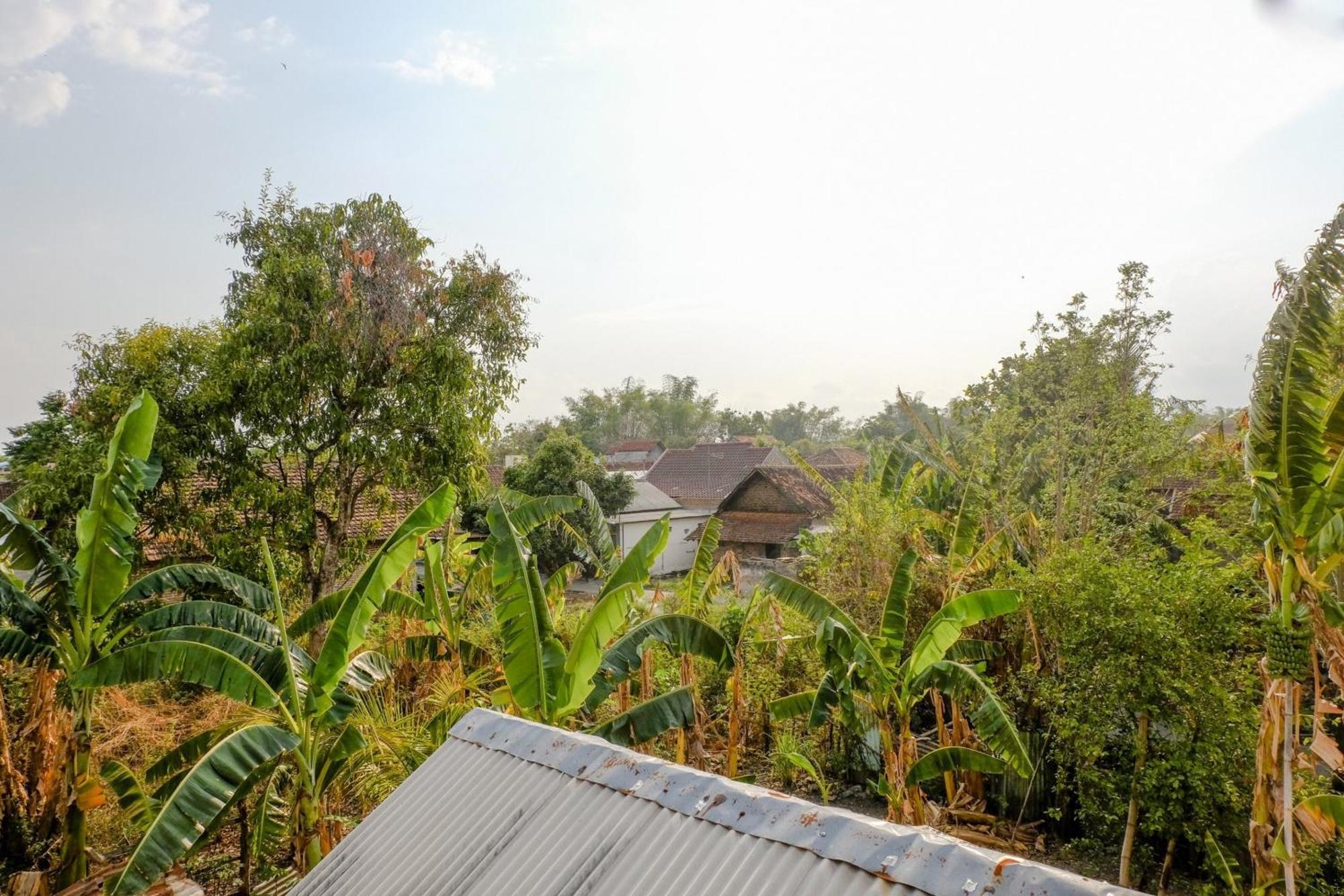 Oyo 1784 Hj. Aniek Residence Madiun Buitenkant foto