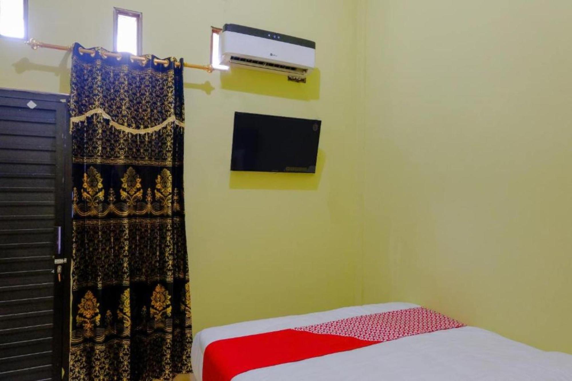 Oyo 1784 Hj. Aniek Residence Madiun Buitenkant foto