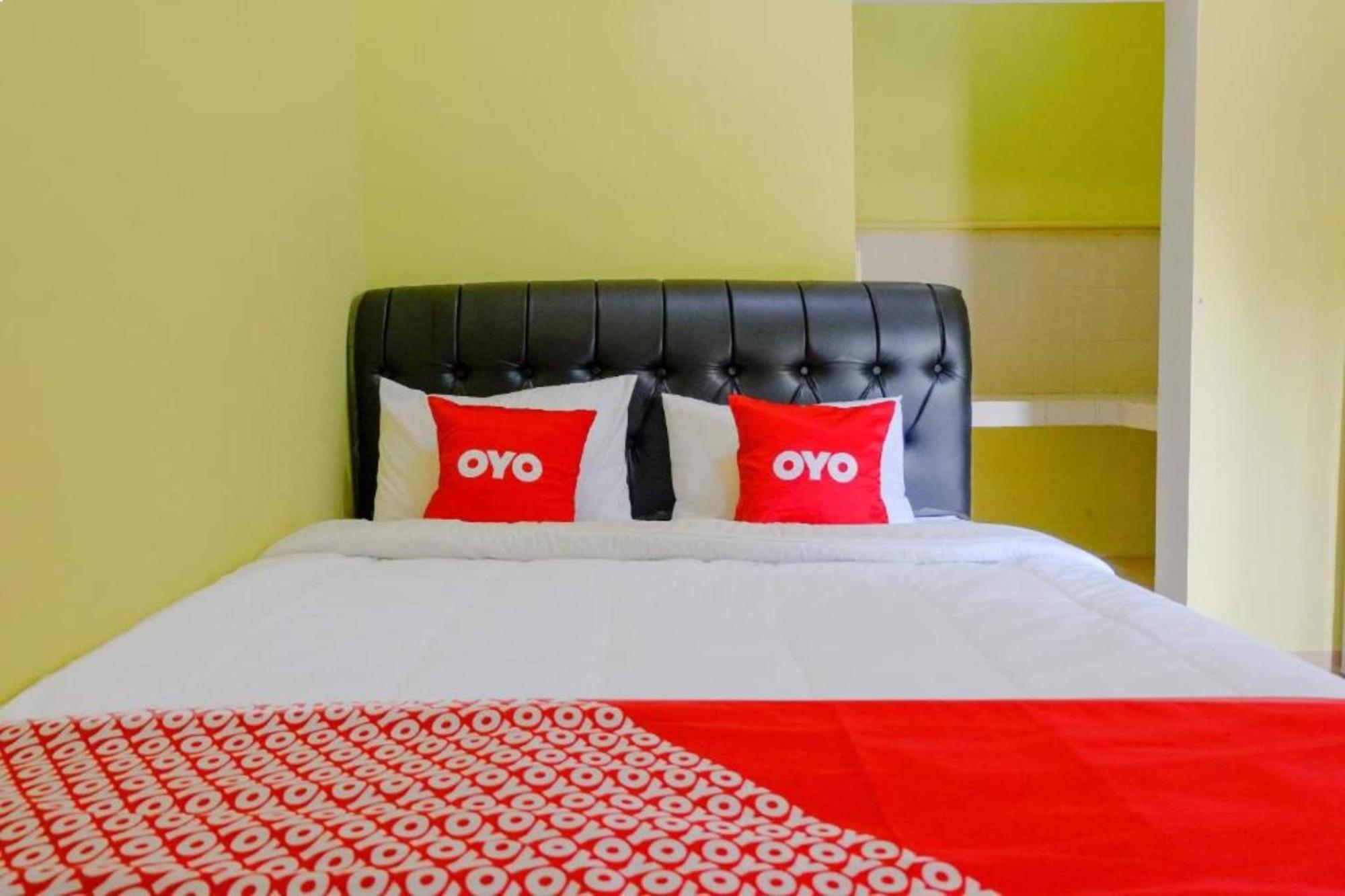 Oyo 1784 Hj. Aniek Residence Madiun Buitenkant foto