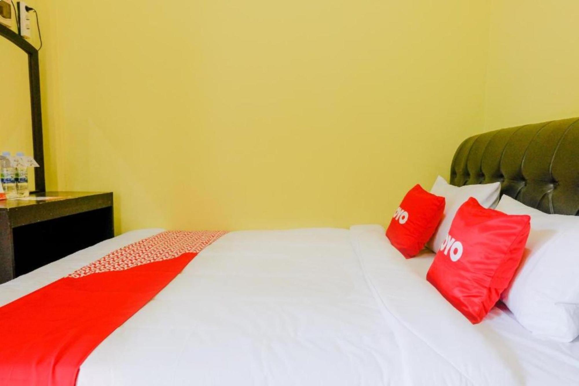 Oyo 1784 Hj. Aniek Residence Madiun Buitenkant foto