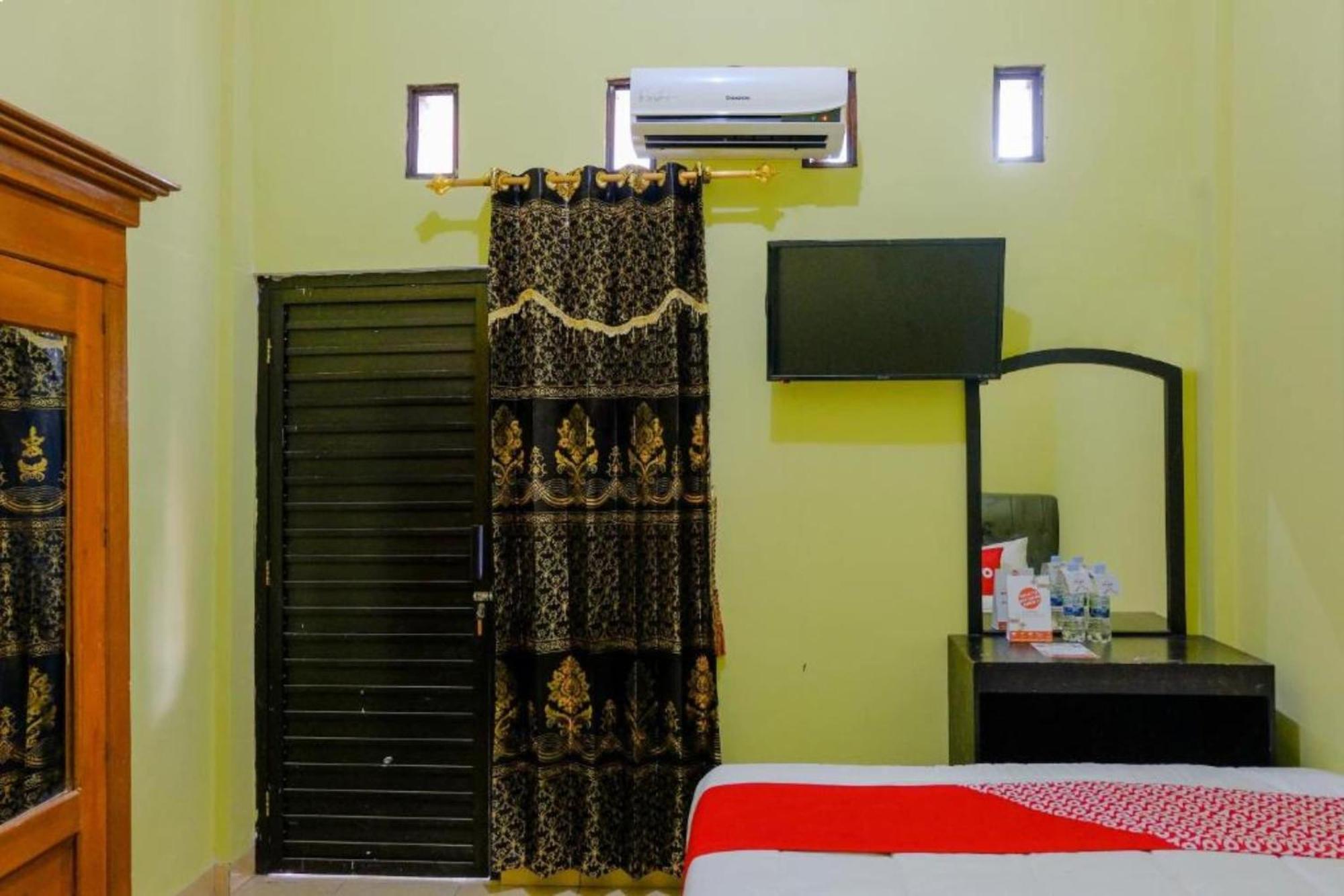 Oyo 1784 Hj. Aniek Residence Madiun Buitenkant foto