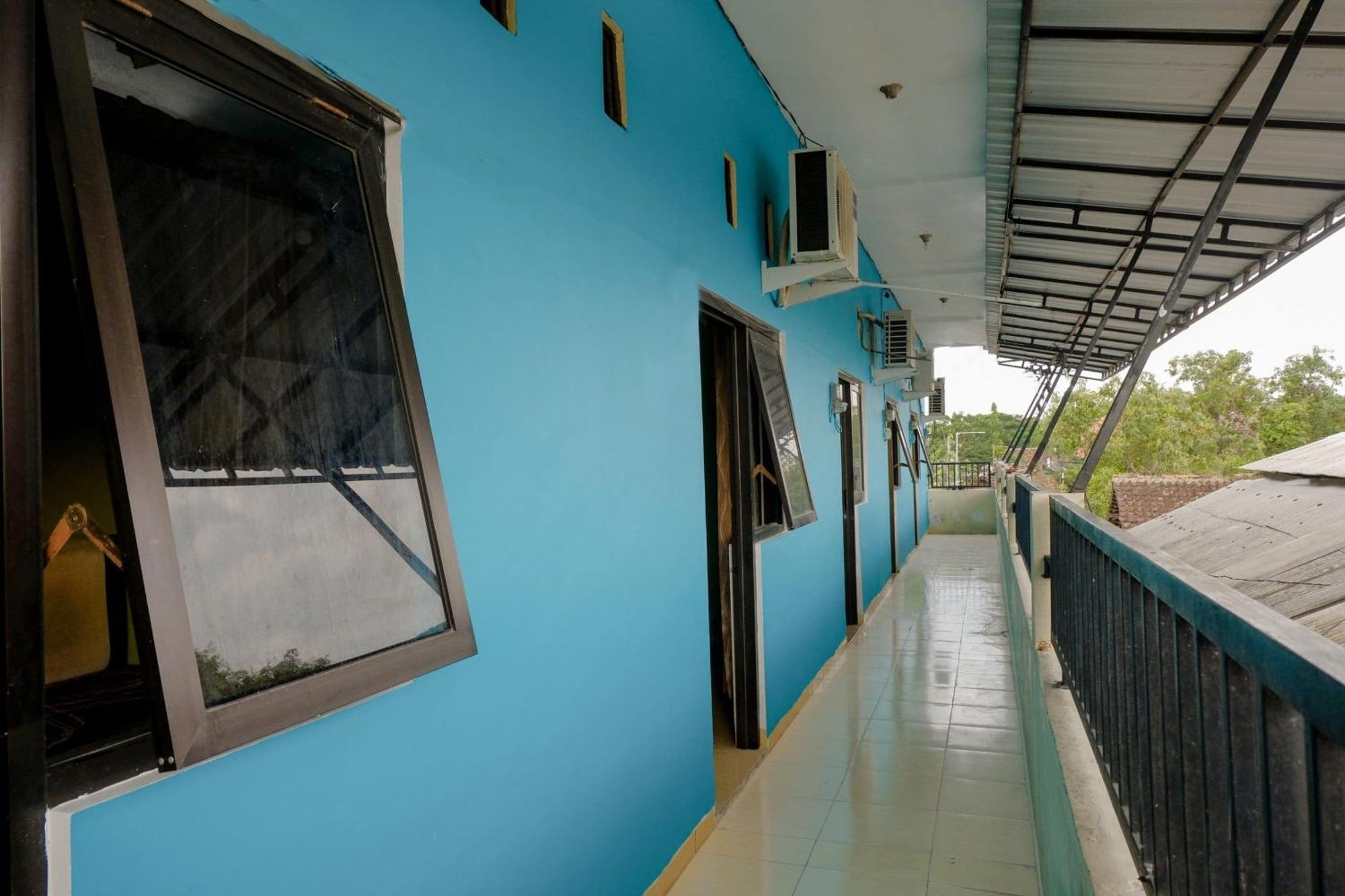Oyo 1784 Hj. Aniek Residence Madiun Buitenkant foto